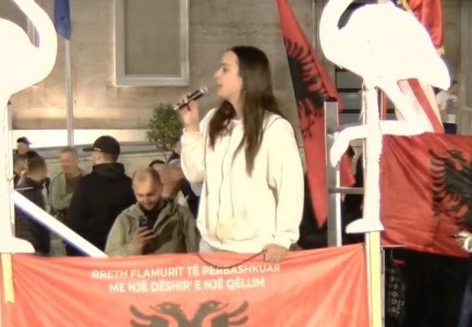 Sidorela Vatnikaj në protestë: Dejtoresha e SHISH i jepte informacione Agasit për t’i shpëtuar policisë