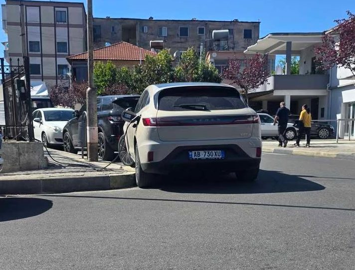 “Për pak sa nuk thyen kokën një çift i moshuar”/ Kabllo karikimi në mes të trotuarit në Burrel