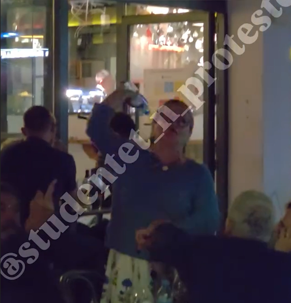 Protestuesit kapin “mat” Bledi Çuçin, gruaja e tij Delina Fico i godet me shishe