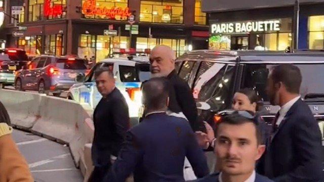 “O Kriminel, o mafia”/ Shqiptarët qëllojnë me vezë Edi Ramën në SHBA (VIDEO)