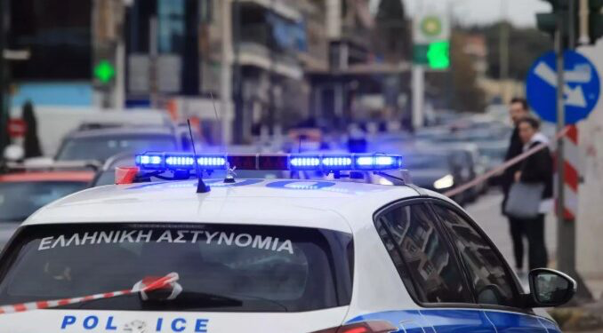 Kërcënoi një grua me foto nudo dhe i mori 15 mijë euro, shqiptari përfundon në polici në Rodos
