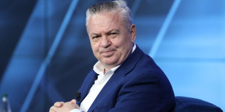 Murrizi: Dumani pinte kafe çdo të hënë me Vlorën, në qershor 2025 e përzuri nga zyra
