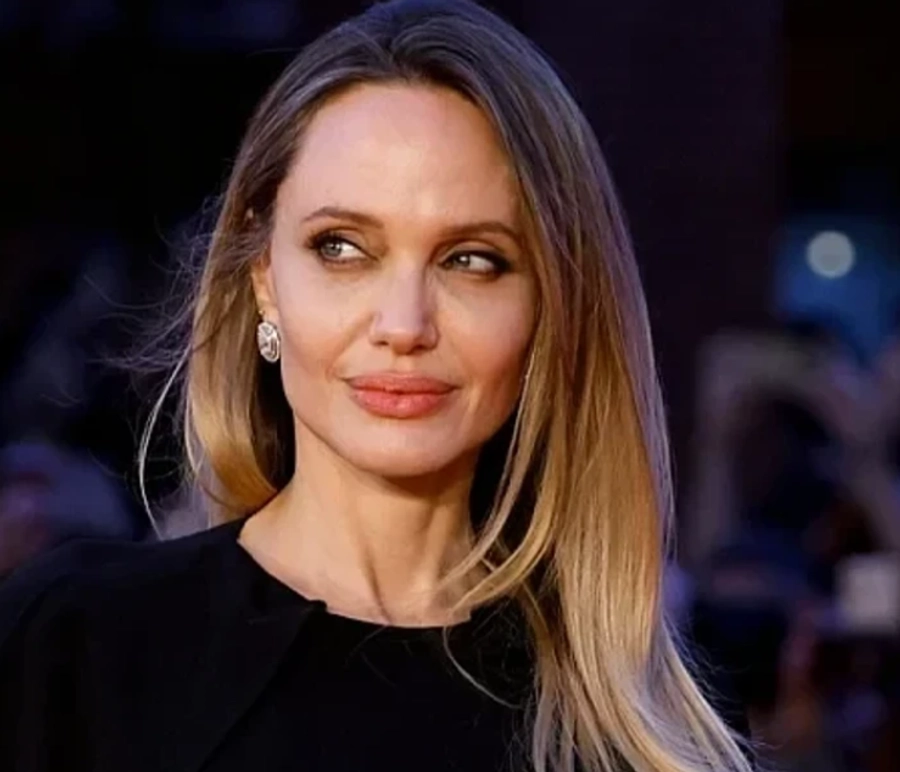 Angelina Jolie shet pronën për 24.75 milionë dollarë, ajo planifikon të largohet nga Los Angeles