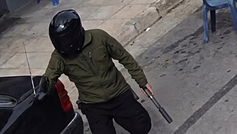 Me dy armë në duar dhe me skafandër në kokë, del foto e autorit në momentin kur eliminon Artan Myrtaj në Sarandë