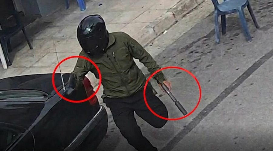 Pamjet e atentatit në Sarandë, autori me dy armë dhe skafandër në kokë