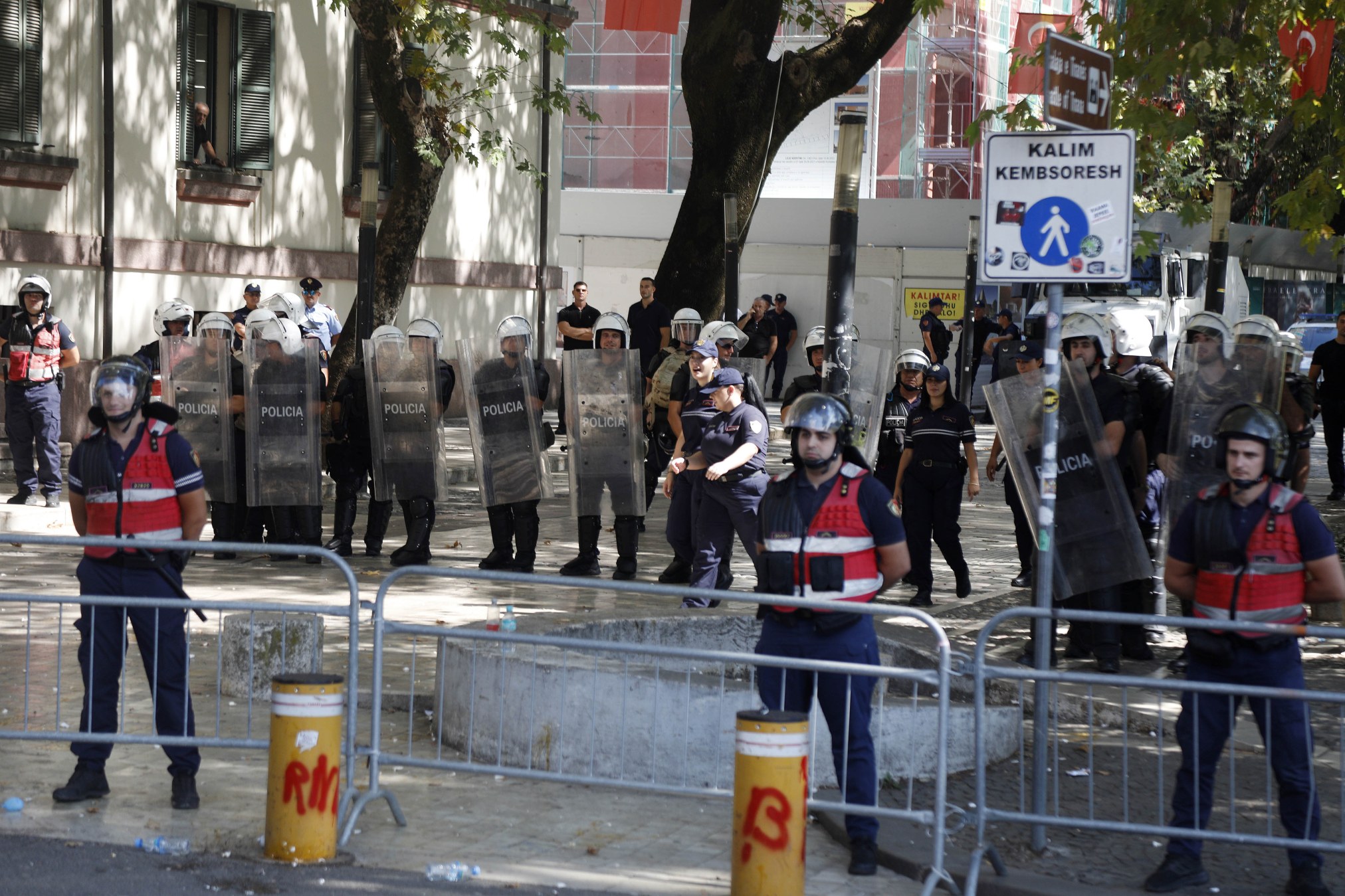 policia gjate protestes