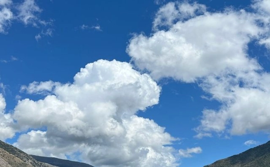 Parashikimi i motit për ditën e shtunë, priten reshje shiu! Ja sa do të jenë temperaturat