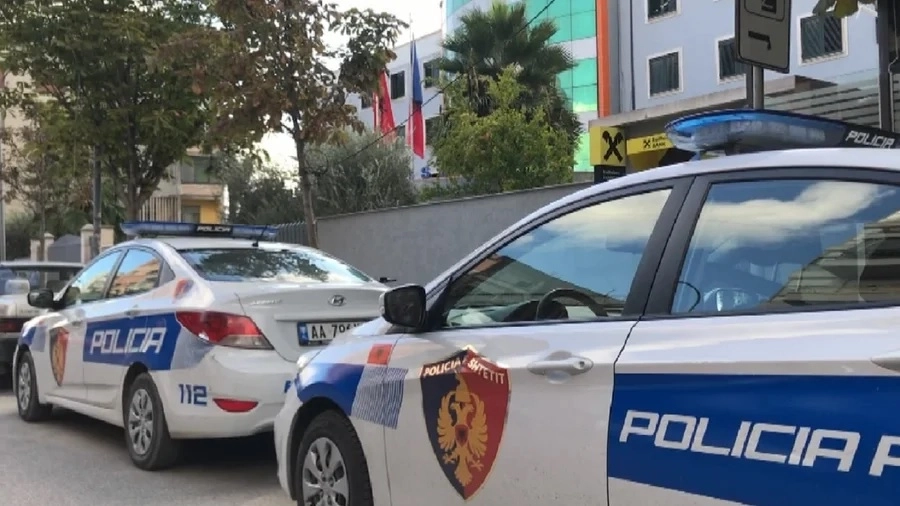 Korçë/ Transportonin emigrantë të paligjshëm, përplasen me automjetet e policisë, dy në kërkim