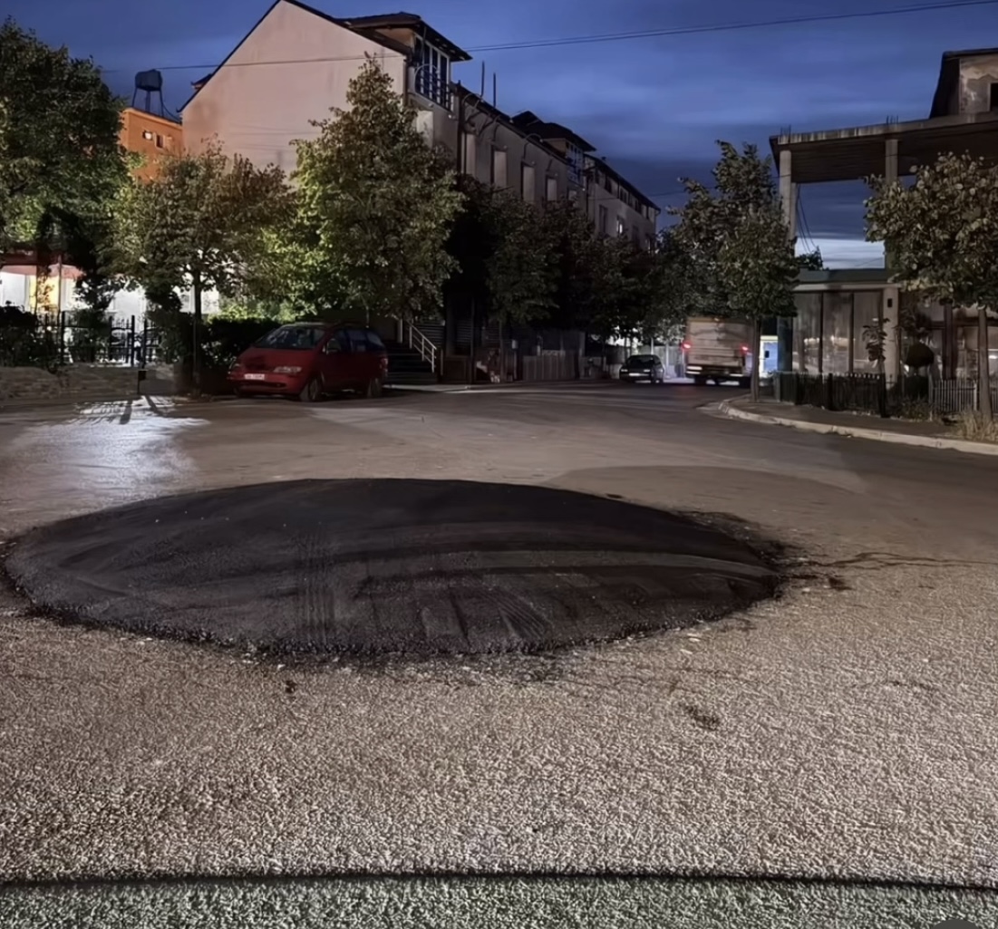 “Rrethrrotullimi” i ri i Kukësit i lë të gjithë pa fjalë, asfalt me ngjyra për orientim