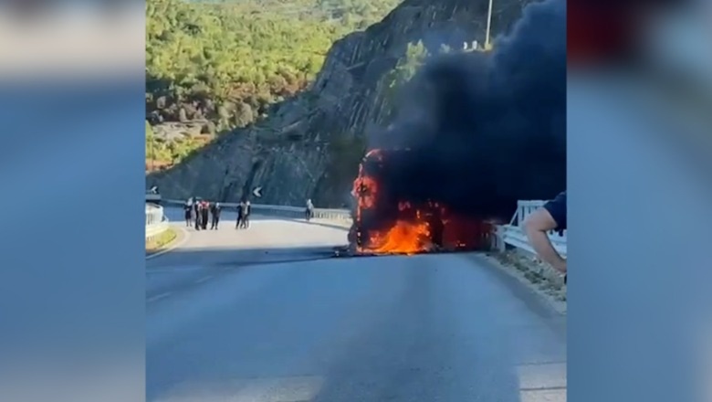 Autobusi përfshihet nga flakët në autostradën Tiranë-Elbasan, Policia dhe forcat zjarrfikëse në vendngjarje