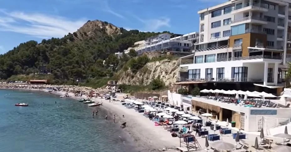 Punë edhe pas sezonit turistik në Durrës, 3200 leje unike për punëmarrës të huaj në 8 muaj, 50% më shumë se vjet