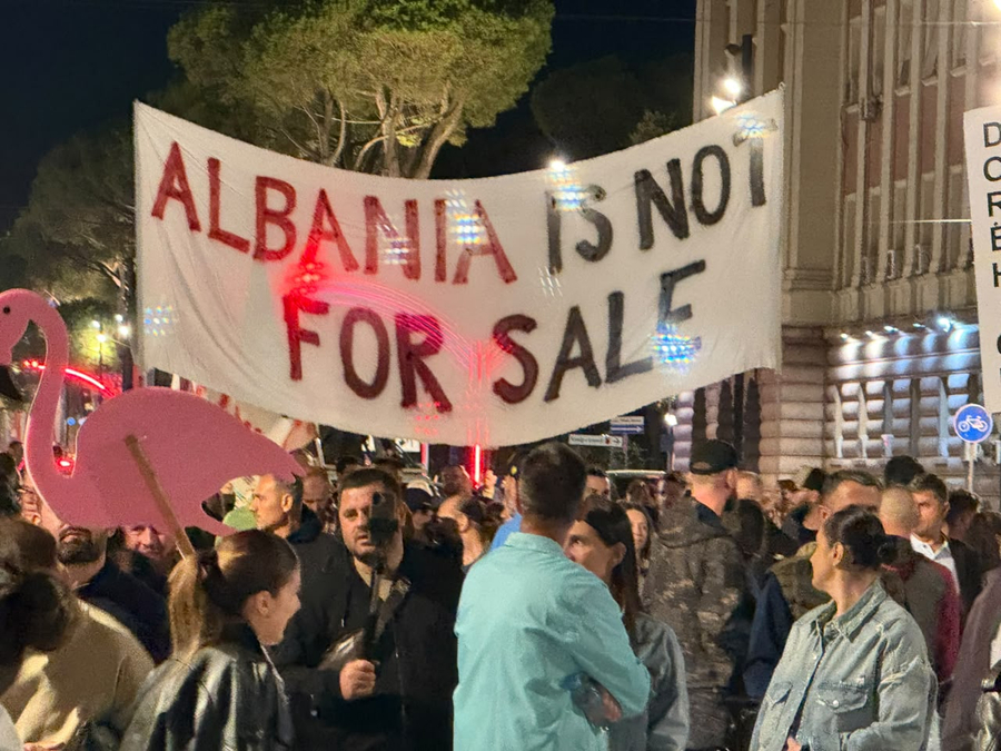 Marshimi i protestuesve/ Policia u bllokon rrugën qytetarëve pranë Liqenit Artificial, shkak…