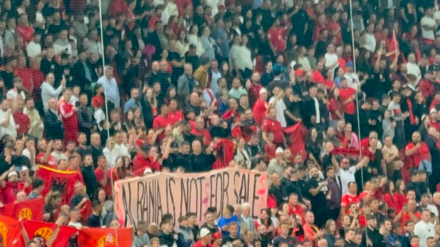 Protesta mbërrin te Kombëtarja, tifozët shpalosin parulla në stadium: Shqipëria nuk shitet!