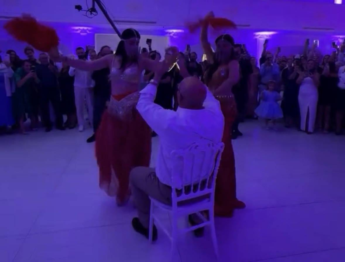 Gjyshi shkodran feston ditëlindjen e 70-të me dy balerina “belly dance”