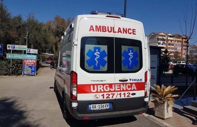 Po nxirrte sendet nga bagazhi, makina rrëshqet dhe i merr jetën 43-vjeçarit