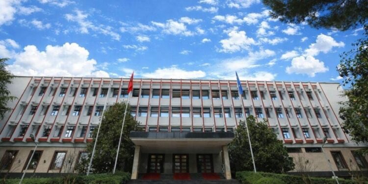 “Kjo tragjedi e prek nga afër Shqipërinë”, MEPJ reagon për shpërthimin me 6 viktima në Athinë