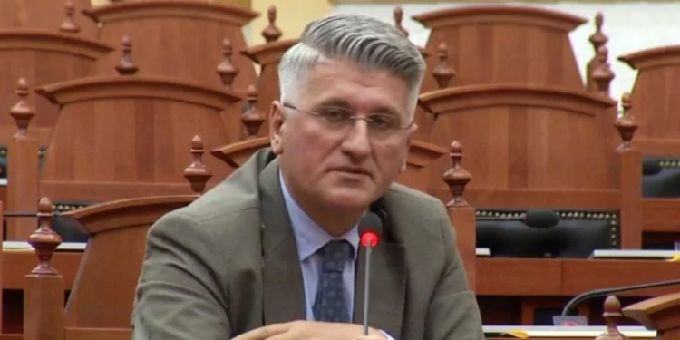 “Babo digjet e Klodi krihet”, kush janë “trimat” dhe “tradhtarët”