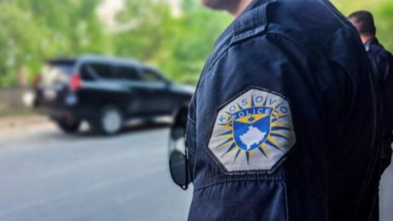 Kosovë/ Me pushkë dhe 52 fishekë në makinë, arrestohet shtetasi shqiptar në Gjakovë