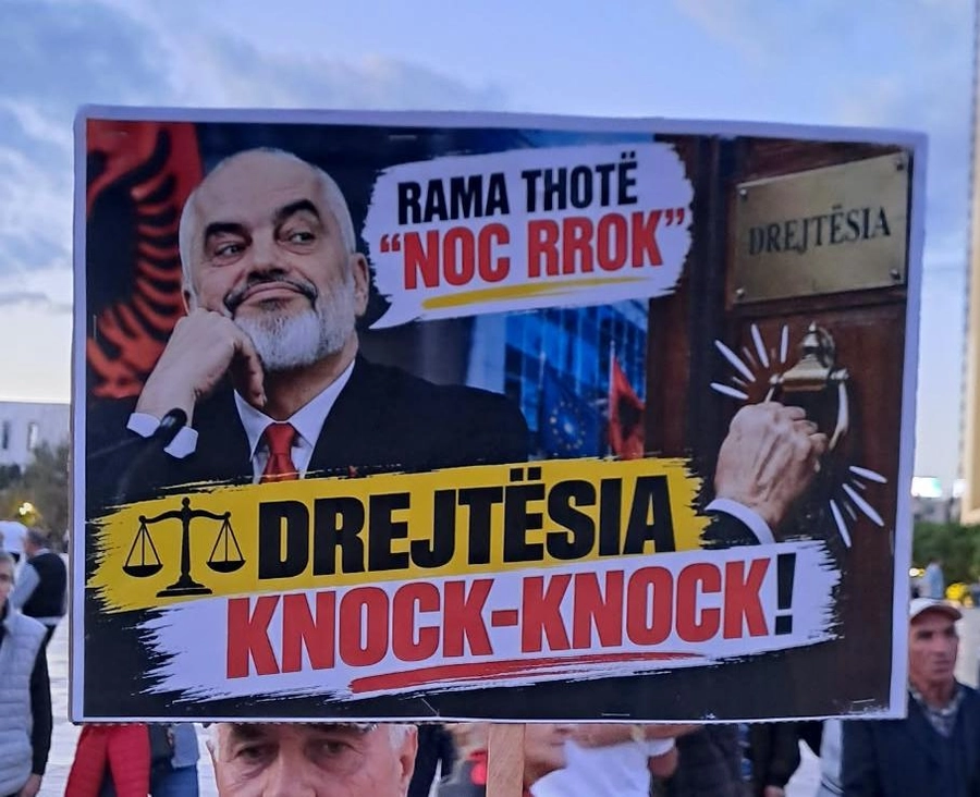 ‘Asnjë hap pas’/ Dita e 120-të e protestave, pankartat: Edi, po të vjen fundi me ndëshkim!