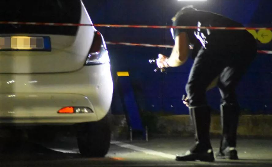 Tmerr në një pikë karburanti në Itali, 26-vjeçari sulmon gruan me kaçavidë dhe përplas me makinë dy persona