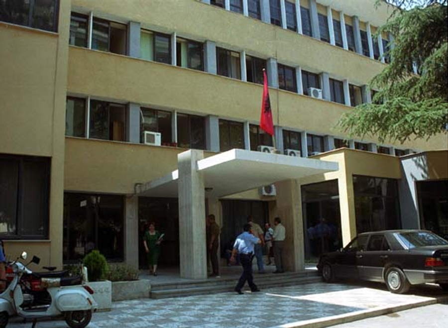 Akuzohet se shisnin drogë pranë shkollave, Gjykata e Tiranës lë në burg 31 të dyshuarit