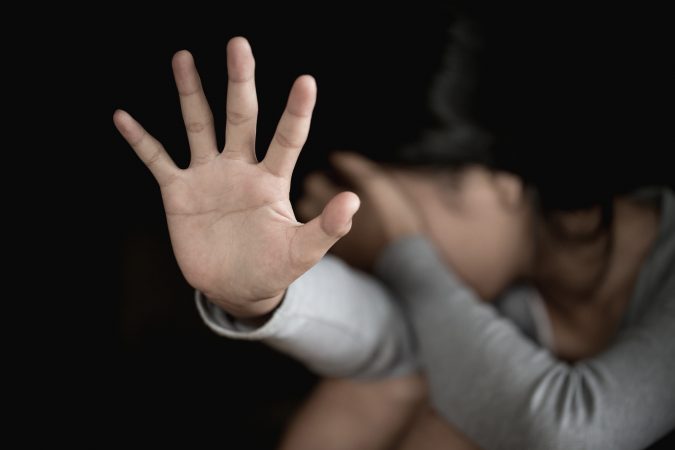 43-vjeçari në Vlorë përdhunon dhe i vjedh paratë një vajze