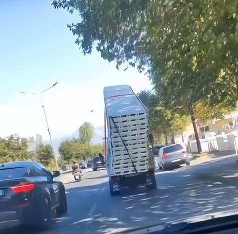 Pa asnjë masë sigurie, materialet e ndërtimit varen pas makinës dhe rrezikojnë të tjerët
