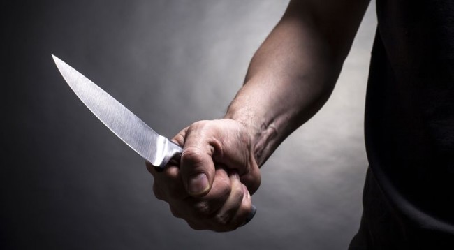 30-vjeçari shqiptar në Itali kërcënoi kalimtarët me thikë, u kap me dy çekiçë