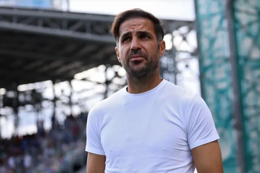 Cesc Fàbregas siguroi një klauzolë për t’u larguar nga Como nëse e kërkon Barcelona