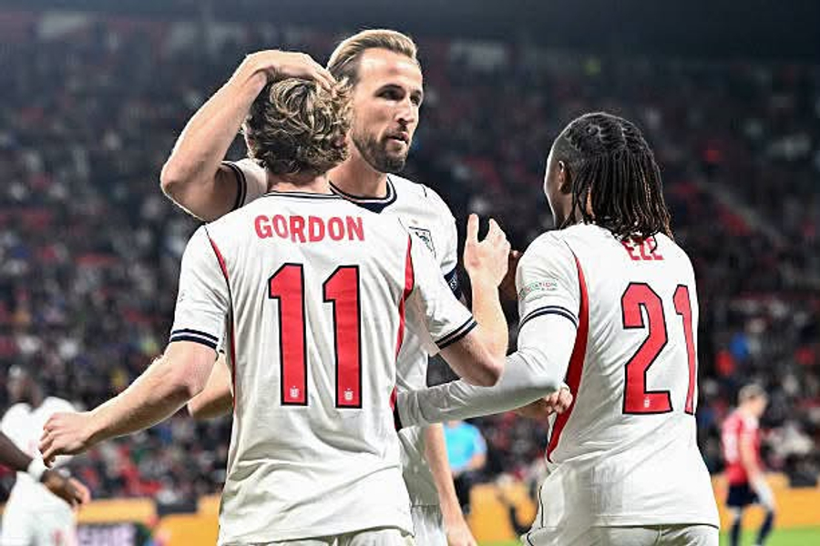Anglia reagon pas humbjes me Spanjën, mposht Çekinë me golat e Gordon dhe Kane