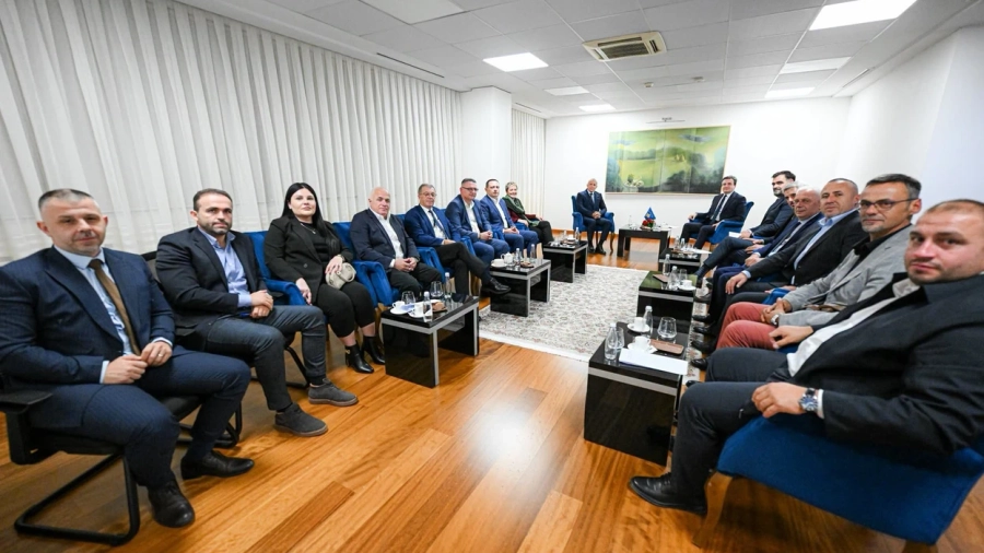 Marrëveshje në zyrën e Kurtit: Partitë shqiptare garojnë bashkë në zgjedhjet në Serbi