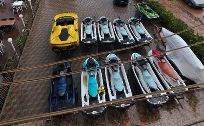 Shëngjinasit e pallatit “Boga”: Na kanë zënë hapësirën e përbashkët me motorë uji!