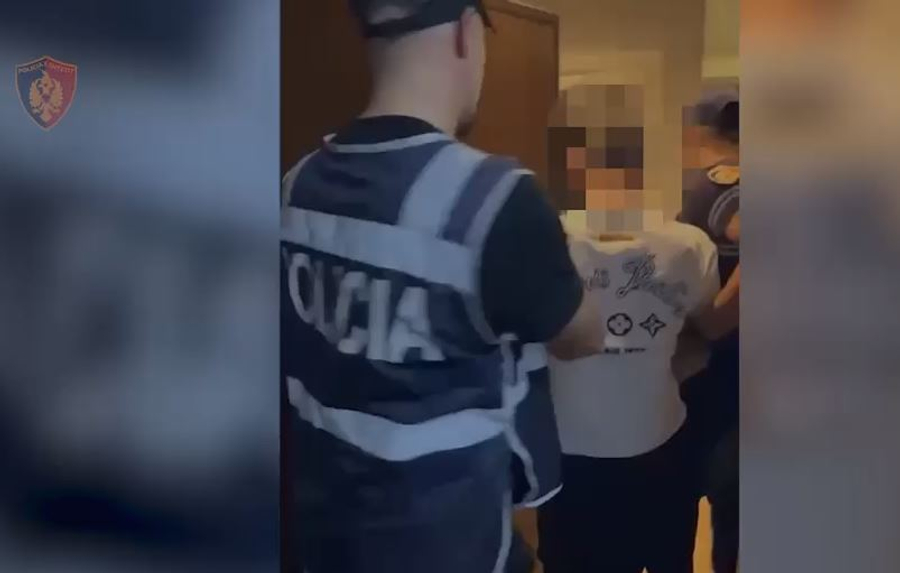 'Furnizonin' shkollat me drogë, arrestohet 28-vjeçari në Tiranë! U kap me dy pistoleta dhe 235 doza kokainë