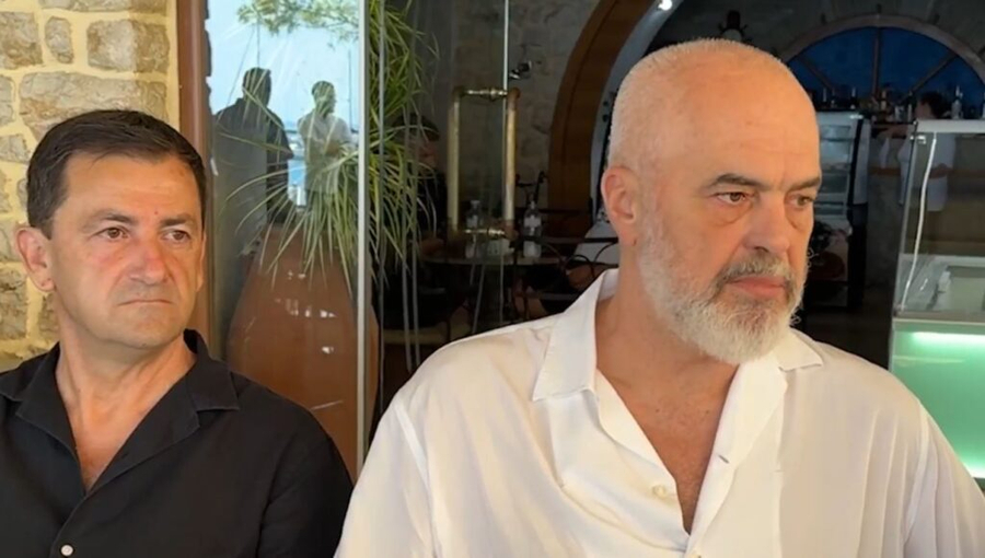 Tenderat e dyshimtë të Vangjel Tavos/ Si po prokurohen dhjetra milionë euro me gara të çuditshme në Bashkinë e Himarës