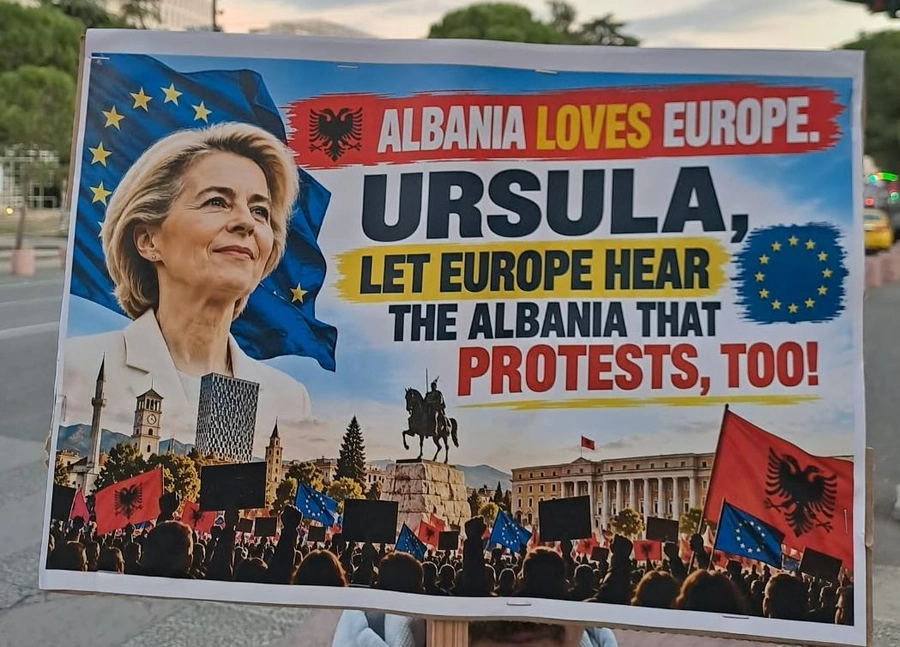 Pankartat/ Qytetarët mesazh për Von der Leyen: Lëre Europën të dëgjojë edhe Shqipërinë që proteston!