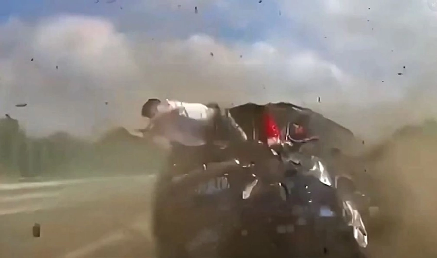 VIDEO/ Aksident i tmerrshëm në Kinë - Nëna dhe fëmija ‘fluturojnë’ nga makina që u përplas