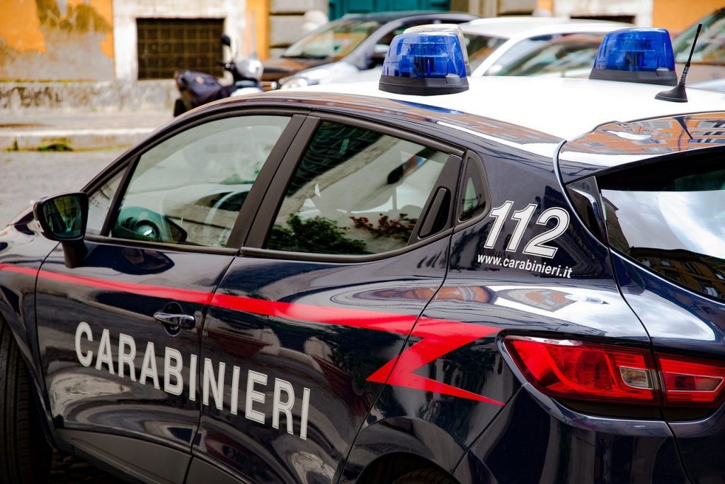 Tentoi të vriste të atin me thikë, shqiptari dënohet me afro 9 vite burg në Itali