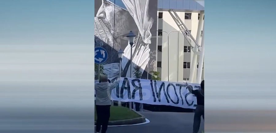 SYRI TV/ Studentët presin Ramën me protesta në QSUT, shpaloset banderola gjigante 'Arrestoni Ramën'