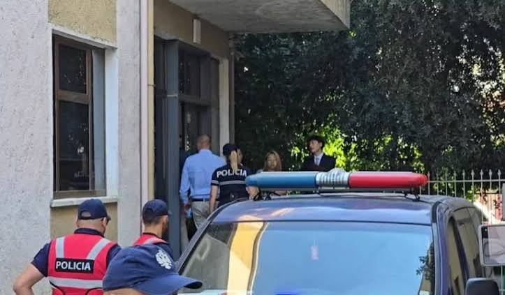 Ngacmonte nxënësen me mesazhe seksuale, Gjykata e Fierit lë në burg mësuesin 60-vjeçar
