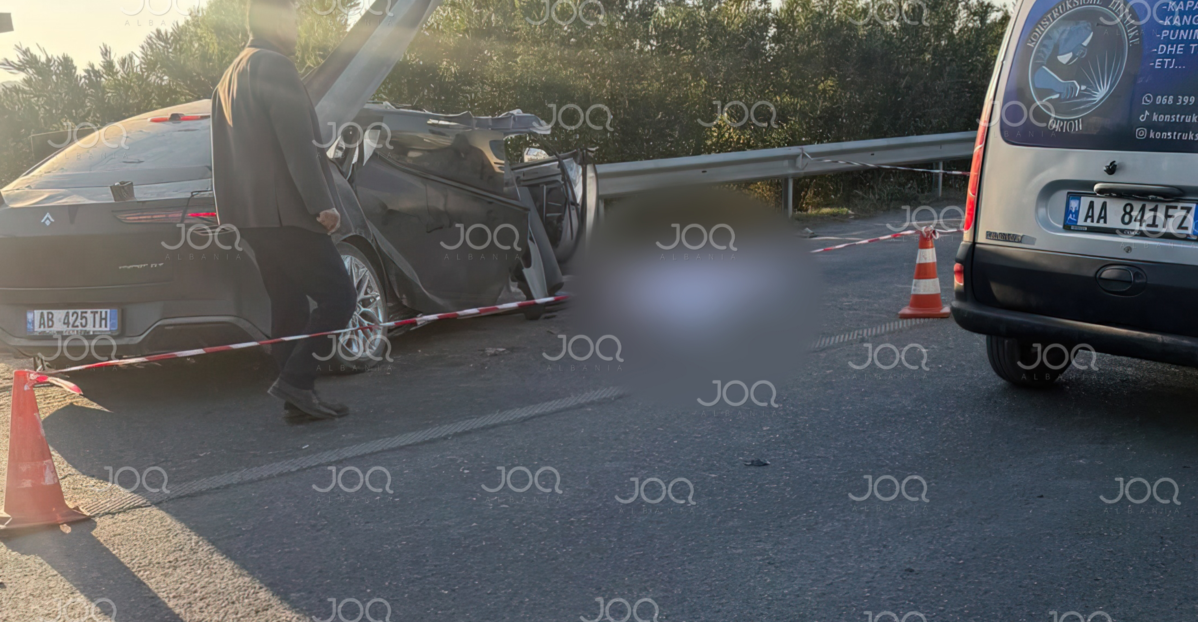 Makina përplaset me trafikndarësen në Fushë-Krujë, raportohet për dy viktima