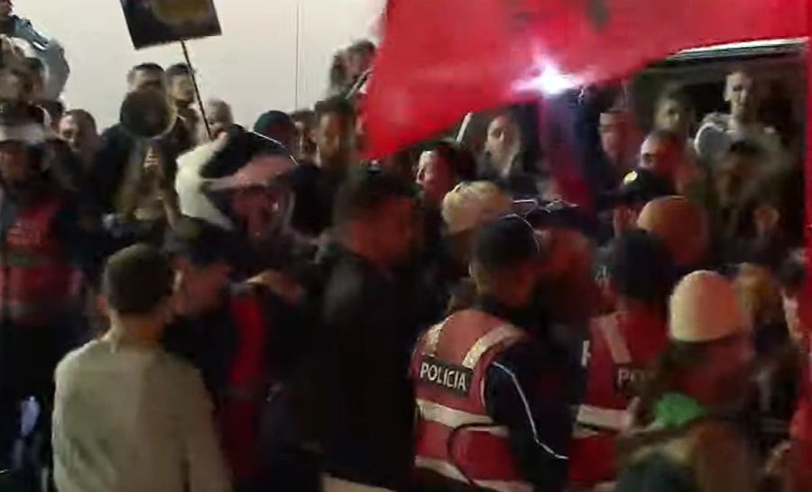 Protesta e 124-të, qytetarët përplasen me policinë gjatë marshimit në Tiranë