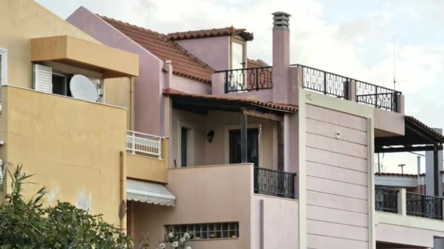 Tmerr në Greqi/ 32-vjeçari hyn në banesën e ish-gruas dhe partnerit të saj të ri. I sulmon të dy me thikë...
