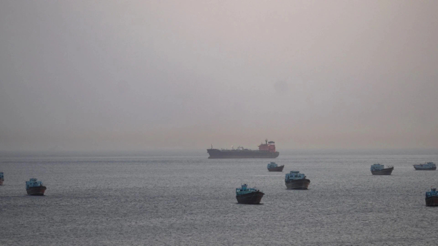 Alarm në Hormuz, tankeri i naftës goditet nga një raketë e panjohur, nuk raportohet për viktima