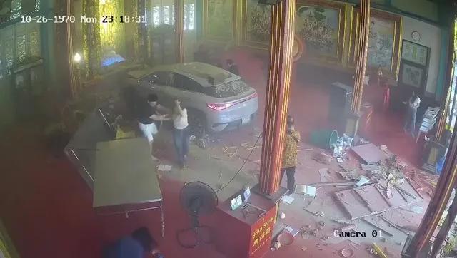 Pamje të frikshme/ Makina elektrike ‘fluturon’ brenda tempullit dhe merr përpara besimtarët, 3 të plagosur