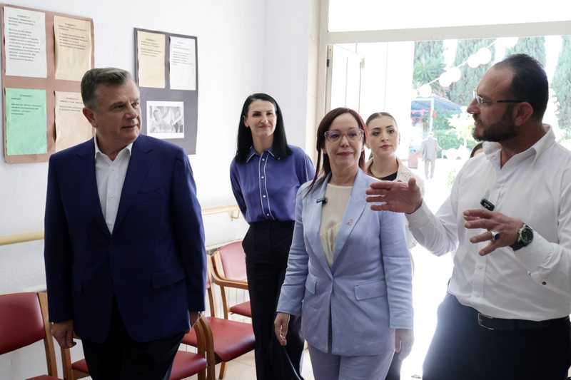 Balla dhe Spahiu vizitojnë të moshuarit në Kavajë: Mosha e tretë ka nevojë për përkujdesje dhe dashuri