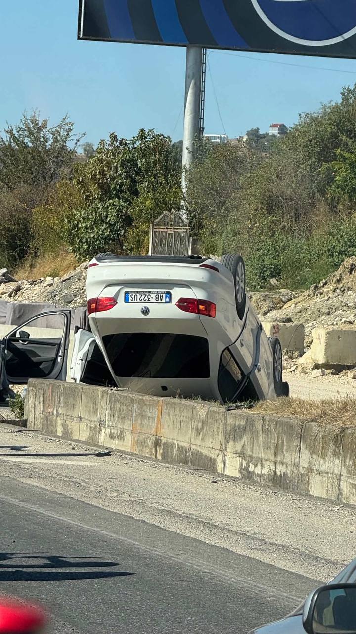 Aksident pranë mbikalimit të Rinasit, makina përmbyset në rrugë