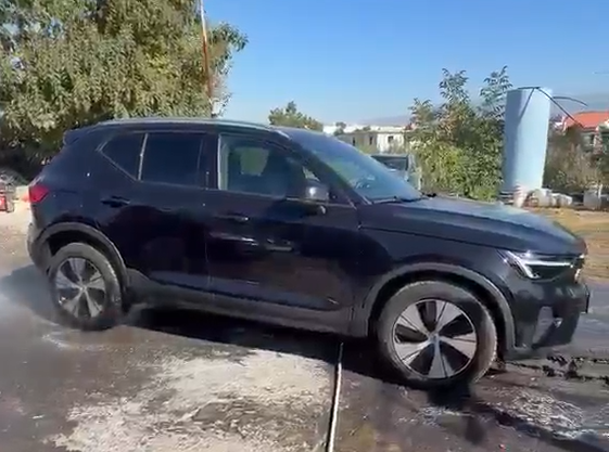“Qindra makina u bënë si e imja”/ Makina mbulohet me zift gjatë punimeve në Durrës
