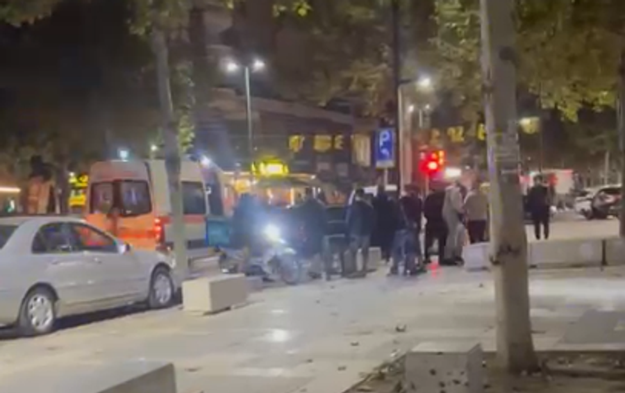 Vlorë/ Aksident në bulevardin 'Ismail Qemali', automjeti përplaset me mjetin e parkuar
