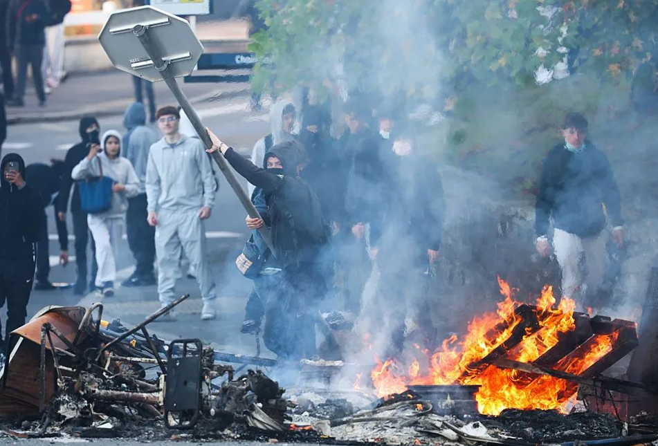 Pamje nga protesta e organizuar nga nxënësit francezë