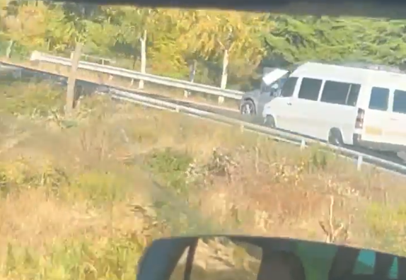 Fugoni i transportit publik bën parakalim të rrezikshëm në Qafë Plloçë